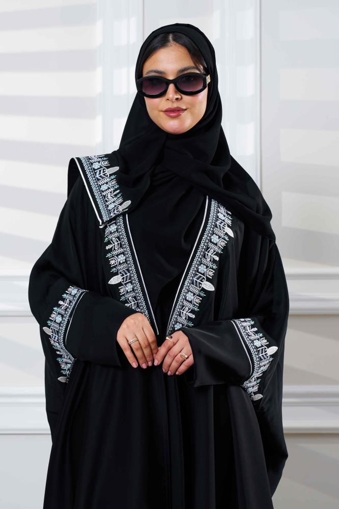 عباية بشت اسود بتدخيلات تطريز من الامام والكم